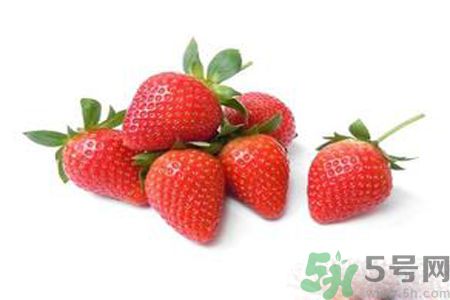 草莓汁弄到衣服上了怎么洗？怎么洗掉草莓汁？