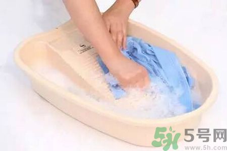 草莓汁弄到衣服上了怎么洗？怎么洗掉草莓汁？