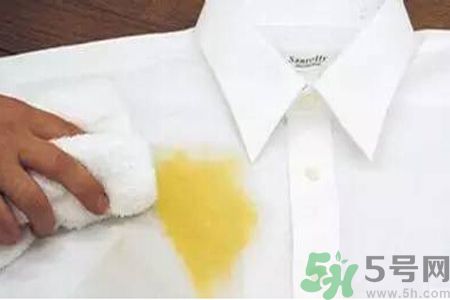 草莓汁弄到衣服上了怎么洗？怎么洗掉草莓汁？