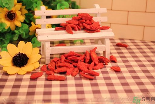 枸杞干吃好還是泡水好？枸杞怎么吃效果最好？