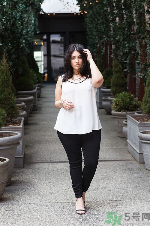 長(zhǎng)得胖女生怎么穿衣服顯瘦？胖女孩穿什么褲子好？