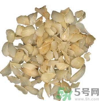 孕婦能吃百合,百合雖能補(bǔ)氣，亦傷肺氣，不宜多服。 另百合風(fēng)寒咳嗽、虛寒出血、脾胃不佳者忌食 百合味甘，性微寒。歸心、肺經(jīng)。 百合鮮品含黏液質(zhì)，具有潤燥清熱作用，中醫(yī)用之治療肺燥或肺熱咳嗽等癥常能奏效。 功能主治 　　養(yǎng)陰潤肺，清心安神。用于陰虛久咳，痰中帶血，虛煩驚悸，失眠多夢(mèng)，精神恍惚。 　　具有養(yǎng)陰潤肺止咳功效，用于肺陰虛的燥熱咳嗽，痰中帶血，如百花膏。治肺虛久咳，勞嗽咯血，如百合固金湯。 　　具有清心安神功效，用于熱病余熱未清，虛煩驚悸，失眠多夢(mèng)等。藥用時(shí)煎服，10～30g。清心宜生用，潤肺蜜炙用。 養(yǎng)陰清熱，滋補(bǔ)精血。 孕婦吃百合有什么好處 百合的營養(yǎng)非常豐富，孕期吃點(diǎn)百合對(duì)胎兒有很大的幫助，百合別名蒜腦薯，其根如大蒜，味如山薯，既是甜美的食品，也是有益的藥物。孕婦吃百合能補(bǔ)充維生素B1、B2、鈣、磷、鉀等營養(yǎng)成分。百合性平味甘，還能補(bǔ)中益氣，養(yǎng)陰潤肺，止咳平喘，利大小便。 1、潤肺止咳、清心安神，可用于肺癆咯血、肺虛久咳、虛煩驚悸、失眠及熱病后余熱未清、心煩口渴等癥。 2、美容功效，百合富含鉀，有利于加強(qiáng)肌肉興奮度，促使代謝功能協(xié)調(diào)，使皮膚富有彈性，減少皺紋。尤其適宜工作壓力大的人群。對(duì)面部扁平疣、痤瘡、雀斑、皮膚干燥等總是都有一定療效。常食可使肌膚潤澤，皮膚白嫩，減少皺紋，延緩衰老。 3、百合還含有一種水解秋水仙堿，有滋養(yǎng)安神作用。 4、百合是一味滋補(bǔ)妙晶，補(bǔ)益而兼清潤，最適宜于內(nèi)有虛火之虛弱癥者。 5、能保護(hù)血管、降低血漿膽固醇，有效預(yù)防高血壓，降低血糖。 6、食用百合能增進(jìn)大腸功能，促進(jìn)排便通暢。 7、百合含有的多種生物堿還能抑制癌細(xì)胞繁殖，有抗癌作用。 孕婦吃百合的注意事項(xiàng) 百合富含蛋白質(zhì)、糖、磷、鐵以及多種微量元素，孕婦吃百合不僅能補(bǔ)充身體所需的能量微量元素，還可以開胃、安神，有助于增強(qiáng)體質(zhì)的作用。但這并不意味百合對(duì)孕婦都是安全的，孕婦在食用的時(shí)候也有需要注意的地方哦。 1、風(fēng)寒咳嗽、虛寒出血、脾胃不佳者忌食百合 從對(duì)鼠類、犬類的實(shí)驗(yàn)中發(fā)現(xiàn)長時(shí)間大劑量食用會(huì)導(dǎo)致肺、腎的損壞及對(duì)白細(xì)胞、野生百合全株血小板的影響，即使是食用百合也有一定毒性，建議使用前向醫(yī)師咨詢。直接接觸生的球莖可能會(huì)引起皮膚瘙癢，吞噬生的球莖可能會(huì)引起嘔吐、拉肚子等癥狀。 2、對(duì)百合過敏的人不宜吃百合 百合有可能成為過敏原的，如果是對(duì)百合過敏的話，食用百合就可能造成皮膚紅腫、經(jīng)常性腹瀉、消化不良、頭痛、咽喉疼痛、哮喘等過敏癥狀了，所以此類人群也要避免食用百合。 3、不宜多吃 百合作為一種保健食品同時(shí)也是一種良好的藥材。是藥三分毒，長期食用對(duì)身體會(huì)有較大的傷害，如產(chǎn)生對(duì)此藥物的依賴性。所以孕婦不宜多吃。 4、選擇新鮮優(yōu)質(zhì)的百合 新鮮的食材做出的菜肴風(fēng)味好，營養(yǎng)價(jià)值高，所以很多人都喜歡吃。購買新鮮的百合時(shí)應(yīng)挑選個(gè)大的、顏色白、瓣勻、肉質(zhì)厚、底部凹處泥土少的。如果百合顏色發(fā)黃、凹處泥土濕潤，可能已經(jīng)爛心，此時(shí)就不宜食用了。如果是購買干百合的話，則是已干燥、無雜質(zhì)、肉厚且晶瑩剔透為佳。 5、不宜直接碰觸新鮮百合 百合具有一定毒性，直接接觸生的球莖可能會(huì)引起皮膚瘙癢，吞噬生的球莖可能會(huì)引起嘔吐、拉肚子等癥狀。 6、烹調(diào)方式健康 孕期飲食不宜過重口味，孕婦吃百合的時(shí)候應(yīng)盡量避免高油高溫過久的方式，以免上火、消化不良不舒服。