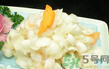 孕婦能吃百合,百合雖能補(bǔ)氣，亦傷肺氣，不宜多服。 另百合風(fēng)寒咳嗽、虛寒出血、脾胃不佳者忌食 百合味甘，性微寒。歸心、肺經(jīng)。 百合鮮品含黏液質(zhì)，具有潤燥清熱作用，中醫(yī)用之治療肺燥或肺熱咳嗽等癥常能奏效。 功能主治 　　養(yǎng)陰潤肺，清心安神。用于陰虛久咳，痰中帶血，虛煩驚悸，失眠多夢(mèng)，精神恍惚。 　　具有養(yǎng)陰潤肺止咳功效，用于肺陰虛的燥熱咳嗽，痰中帶血，如百花膏。治肺虛久咳，勞嗽咯血，如百合固金湯。 　　具有清心安神功效，用于熱病余熱未清，虛煩驚悸，失眠多夢(mèng)等。藥用時(shí)煎服，10～30g。清心宜生用，潤肺蜜炙用。 養(yǎng)陰清熱，滋補(bǔ)精血。 孕婦吃百合有什么好處 百合的營養(yǎng)非常豐富，孕期吃點(diǎn)百合對(duì)胎兒有很大的幫助，百合別名蒜腦薯，其根如大蒜，味如山薯，既是甜美的食品，也是有益的藥物。孕婦吃百合能補(bǔ)充維生素B1、B2、鈣、磷、鉀等營養(yǎng)成分。百合性平味甘，還能補(bǔ)中益氣，養(yǎng)陰潤肺，止咳平喘，利大小便。 1、潤肺止咳、清心安神，可用于肺癆咯血、肺虛久咳、虛煩驚悸、失眠及熱病后余熱未清、心煩口渴等癥。 2、美容功效，百合富含鉀，有利于加強(qiáng)肌肉興奮度，促使代謝功能協(xié)調(diào)，使皮膚富有彈性，減少皺紋。尤其適宜工作壓力大的人群。對(duì)面部扁平疣、痤瘡、雀斑、皮膚干燥等總是都有一定療效。常食可使肌膚潤澤，皮膚白嫩，減少皺紋，延緩衰老。 3、百合還含有一種水解秋水仙堿，有滋養(yǎng)安神作用。 4、百合是一味滋補(bǔ)妙晶，補(bǔ)益而兼清潤，最適宜于內(nèi)有虛火之虛弱癥者。 5、能保護(hù)血管、降低血漿膽固醇，有效預(yù)防高血壓，降低血糖。 6、食用百合能增進(jìn)大腸功能，促進(jìn)排便通暢。 7、百合含有的多種生物堿還能抑制癌細(xì)胞繁殖，有抗癌作用。 孕婦吃百合的注意事項(xiàng) 百合富含蛋白質(zhì)、糖、磷、鐵以及多種微量元素，孕婦吃百合不僅能補(bǔ)充身體所需的能量微量元素，還可以開胃、安神，有助于增強(qiáng)體質(zhì)的作用。但這并不意味百合對(duì)孕婦都是安全的，孕婦在食用的時(shí)候也有需要注意的地方哦。 1、風(fēng)寒咳嗽、虛寒出血、脾胃不佳者忌食百合 從對(duì)鼠類、犬類的實(shí)驗(yàn)中發(fā)現(xiàn)長時(shí)間大劑量食用會(huì)導(dǎo)致肺、腎的損壞及對(duì)白細(xì)胞、野生百合全株血小板的影響，即使是食用百合也有一定毒性，建議使用前向醫(yī)師咨詢。直接接觸生的球莖可能會(huì)引起皮膚瘙癢，吞噬生的球莖可能會(huì)引起嘔吐、拉肚子等癥狀。 2、對(duì)百合過敏的人不宜吃百合 百合有可能成為過敏原的，如果是對(duì)百合過敏的話，食用百合就可能造成皮膚紅腫、經(jīng)常性腹瀉、消化不良、頭痛、咽喉疼痛、哮喘等過敏癥狀了，所以此類人群也要避免食用百合。 3、不宜多吃 百合作為一種保健食品同時(shí)也是一種良好的藥材。是藥三分毒，長期食用對(duì)身體會(huì)有較大的傷害，如產(chǎn)生對(duì)此藥物的依賴性。所以孕婦不宜多吃。 4、選擇新鮮優(yōu)質(zhì)的百合 新鮮的食材做出的菜肴風(fēng)味好，營養(yǎng)價(jià)值高，所以很多人都喜歡吃。購買新鮮的百合時(shí)應(yīng)挑選個(gè)大的、顏色白、瓣勻、肉質(zhì)厚、底部凹處泥土少的。如果百合顏色發(fā)黃、凹處泥土濕潤，可能已經(jīng)爛心，此時(shí)就不宜食用了。如果是購買干百合的話，則是已干燥、無雜質(zhì)、肉厚且晶瑩剔透為佳。 5、不宜直接碰觸新鮮百合 百合具有一定毒性，直接接觸生的球莖可能會(huì)引起皮膚瘙癢，吞噬生的球莖可能會(huì)引起嘔吐、拉肚子等癥狀。 6、烹調(diào)方式健康 孕期飲食不宜過重口味，孕婦吃百合的時(shí)候應(yīng)盡量避免高油高溫過久的方式，以免上火、消化不良不舒服。