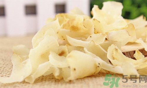 孕婦能吃百合,百合雖能補(bǔ)氣，亦傷肺氣，不宜多服。 另百合風(fēng)寒咳嗽、虛寒出血、脾胃不佳者忌食 百合味甘，性微寒。歸心、肺經(jīng)。 百合鮮品含黏液質(zhì)，具有潤燥清熱作用，中醫(yī)用之治療肺燥或肺熱咳嗽等癥常能奏效。 功能主治 　　養(yǎng)陰潤肺，清心安神。用于陰虛久咳，痰中帶血，虛煩驚悸，失眠多夢(mèng)，精神恍惚。 　　具有養(yǎng)陰潤肺止咳功效，用于肺陰虛的燥熱咳嗽，痰中帶血，如百花膏。治肺虛久咳，勞嗽咯血，如百合固金湯。 　　具有清心安神功效，用于熱病余熱未清，虛煩驚悸，失眠多夢(mèng)等。藥用時(shí)煎服，10～30g。清心宜生用，潤肺蜜炙用。 養(yǎng)陰清熱，滋補(bǔ)精血。 孕婦吃百合有什么好處 百合的營養(yǎng)非常豐富，孕期吃點(diǎn)百合對(duì)胎兒有很大的幫助，百合別名蒜腦薯，其根如大蒜，味如山薯，既是甜美的食品，也是有益的藥物。孕婦吃百合能補(bǔ)充維生素B1、B2、鈣、磷、鉀等營養(yǎng)成分。百合性平味甘，還能補(bǔ)中益氣，養(yǎng)陰潤肺，止咳平喘，利大小便。 1、潤肺止咳、清心安神，可用于肺癆咯血、肺虛久咳、虛煩驚悸、失眠及熱病后余熱未清、心煩口渴等癥。 2、美容功效，百合富含鉀，有利于加強(qiáng)肌肉興奮度，促使代謝功能協(xié)調(diào)，使皮膚富有彈性，減少皺紋。尤其適宜工作壓力大的人群。對(duì)面部扁平疣、痤瘡、雀斑、皮膚干燥等總是都有一定療效。常食可使肌膚潤澤，皮膚白嫩，減少皺紋，延緩衰老。 3、百合還含有一種水解秋水仙堿，有滋養(yǎng)安神作用。 4、百合是一味滋補(bǔ)妙晶，補(bǔ)益而兼清潤，最適宜于內(nèi)有虛火之虛弱癥者。 5、能保護(hù)血管、降低血漿膽固醇，有效預(yù)防高血壓，降低血糖。 6、食用百合能增進(jìn)大腸功能，促進(jìn)排便通暢。 7、百合含有的多種生物堿還能抑制癌細(xì)胞繁殖，有抗癌作用。 孕婦吃百合的注意事項(xiàng) 百合富含蛋白質(zhì)、糖、磷、鐵以及多種微量元素，孕婦吃百合不僅能補(bǔ)充身體所需的能量微量元素，還可以開胃、安神，有助于增強(qiáng)體質(zhì)的作用。但這并不意味百合對(duì)孕婦都是安全的，孕婦在食用的時(shí)候也有需要注意的地方哦。 1、風(fēng)寒咳嗽、虛寒出血、脾胃不佳者忌食百合 從對(duì)鼠類、犬類的實(shí)驗(yàn)中發(fā)現(xiàn)長時(shí)間大劑量食用會(huì)導(dǎo)致肺、腎的損壞及對(duì)白細(xì)胞、野生百合全株血小板的影響，即使是食用百合也有一定毒性，建議使用前向醫(yī)師咨詢。直接接觸生的球莖可能會(huì)引起皮膚瘙癢，吞噬生的球莖可能會(huì)引起嘔吐、拉肚子等癥狀。 2、對(duì)百合過敏的人不宜吃百合 百合有可能成為過敏原的，如果是對(duì)百合過敏的話，食用百合就可能造成皮膚紅腫、經(jīng)常性腹瀉、消化不良、頭痛、咽喉疼痛、哮喘等過敏癥狀了，所以此類人群也要避免食用百合。 3、不宜多吃 百合作為一種保健食品同時(shí)也是一種良好的藥材。是藥三分毒，長期食用對(duì)身體會(huì)有較大的傷害，如產(chǎn)生對(duì)此藥物的依賴性。所以孕婦不宜多吃。 4、選擇新鮮優(yōu)質(zhì)的百合 新鮮的食材做出的菜肴風(fēng)味好，營養(yǎng)價(jià)值高，所以很多人都喜歡吃。購買新鮮的百合時(shí)應(yīng)挑選個(gè)大的、顏色白、瓣勻、肉質(zhì)厚、底部凹處泥土少的。如果百合顏色發(fā)黃、凹處泥土濕潤，可能已經(jīng)爛心，此時(shí)就不宜食用了。如果是購買干百合的話，則是已干燥、無雜質(zhì)、肉厚且晶瑩剔透為佳。 5、不宜直接碰觸新鮮百合 百合具有一定毒性，直接接觸生的球莖可能會(huì)引起皮膚瘙癢，吞噬生的球莖可能會(huì)引起嘔吐、拉肚子等癥狀。 6、烹調(diào)方式健康 孕期飲食不宜過重口味，孕婦吃百合的時(shí)候應(yīng)盡量避免高油高溫過久的方式，以免上火、消化不良不舒服。