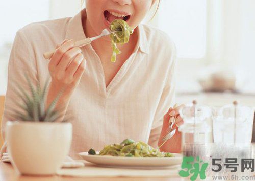 胃潰瘍吃什么食物好？調理胃潰瘍的方法有哪些？