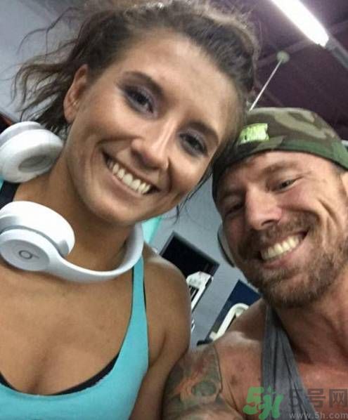 美國一母親虐待女兒致死后 找人P圖合照好嗎？