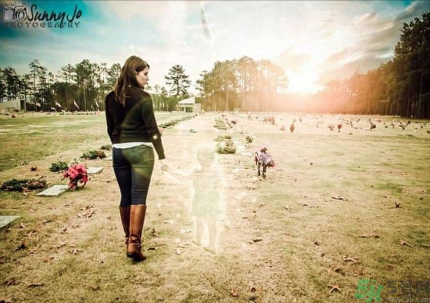 美國一母親虐待女兒致死后 找人P圖合照好嗎？