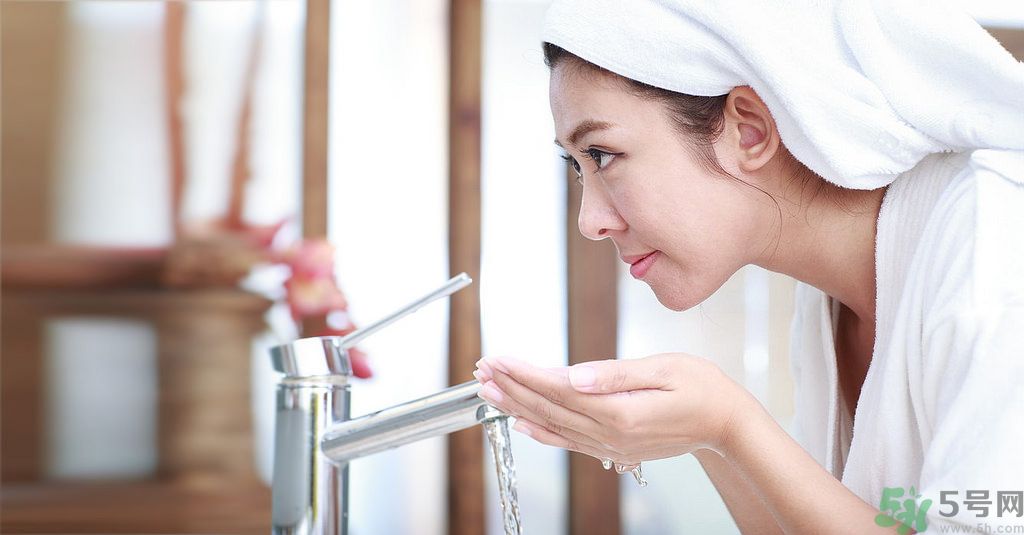 臉上有痘痘早晚上怎么洗臉最好？