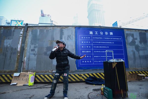 9歲賣唱男孩撐起一個(gè)家 父母怎樣教育孩子？