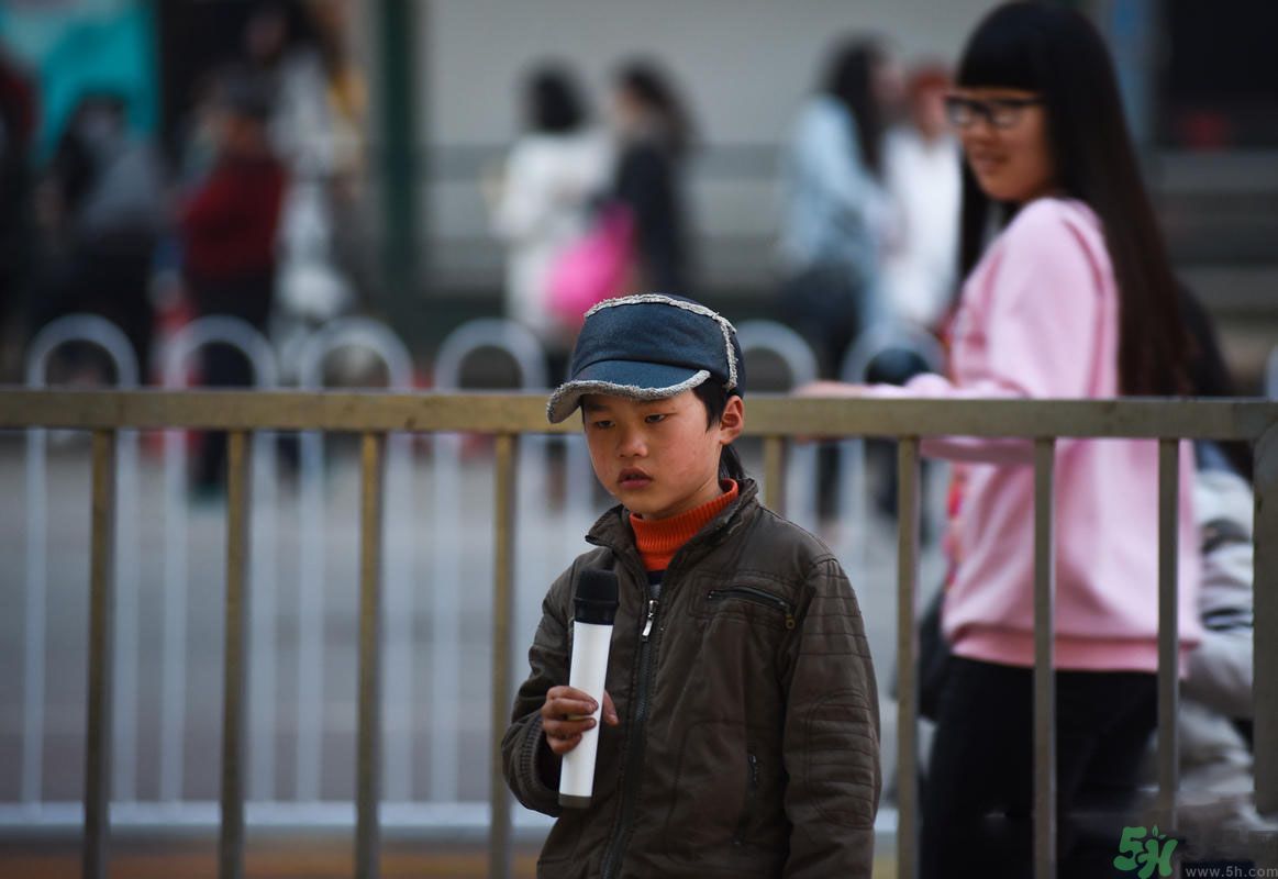 9歲賣唱男孩撐起一個(gè)家 父母怎樣教育孩子？