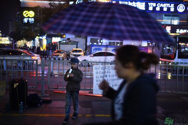 9歲賣唱男孩撐起一個(gè)家 父母怎樣教育孩子？