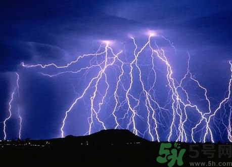 一家人掃墓遭雷擊是怎么回事？出行怎樣避雷？