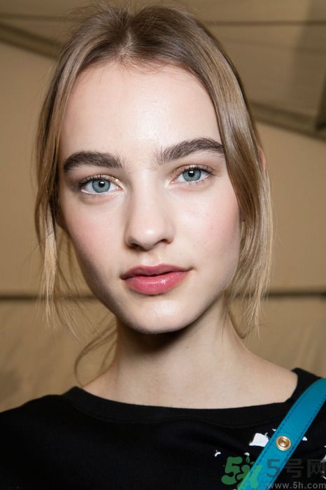 簡單的梳頭方法有哪些?日常梳發(fā)盤發(fā)圖解 簡單的梳頭方法有哪些?日常梳發(fā)盤發(fā)圖解