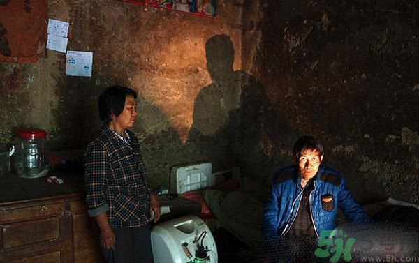 小鎮(zhèn)百人患?jí)m肺病的原因是什么？塵肺病是什么??？