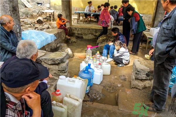 市民翻山排隊(duì)取靈水是怎么回事？靈水在哪里？