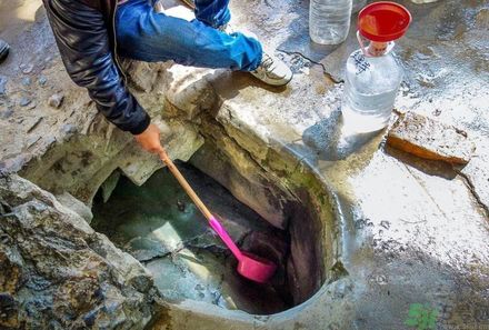 市民翻山排隊(duì)取靈水是怎么回事？靈水在哪里？