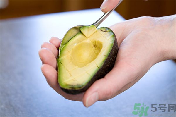 牛油果怎么切?牛油果怎么吃圖解 牛油果怎么切?牛油果怎么吃圖解