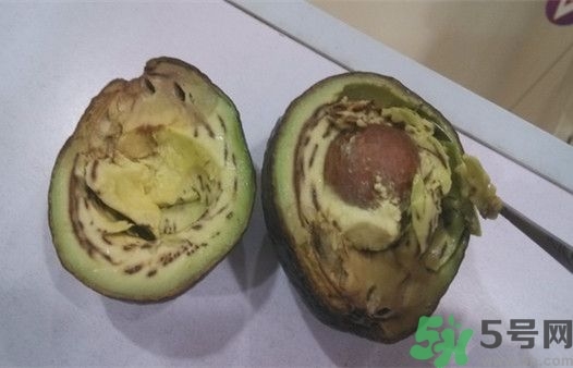 牛油果里面為什么變黑了?牛油果里面有黑色纖維能吃嗎 牛油果里面為什么變黑了?牛油果里面有黑色纖維能吃嗎
