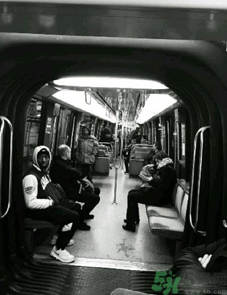 女留學(xué)生巴黎被打的真相是什么？女學(xué)生為什么巴黎被打？