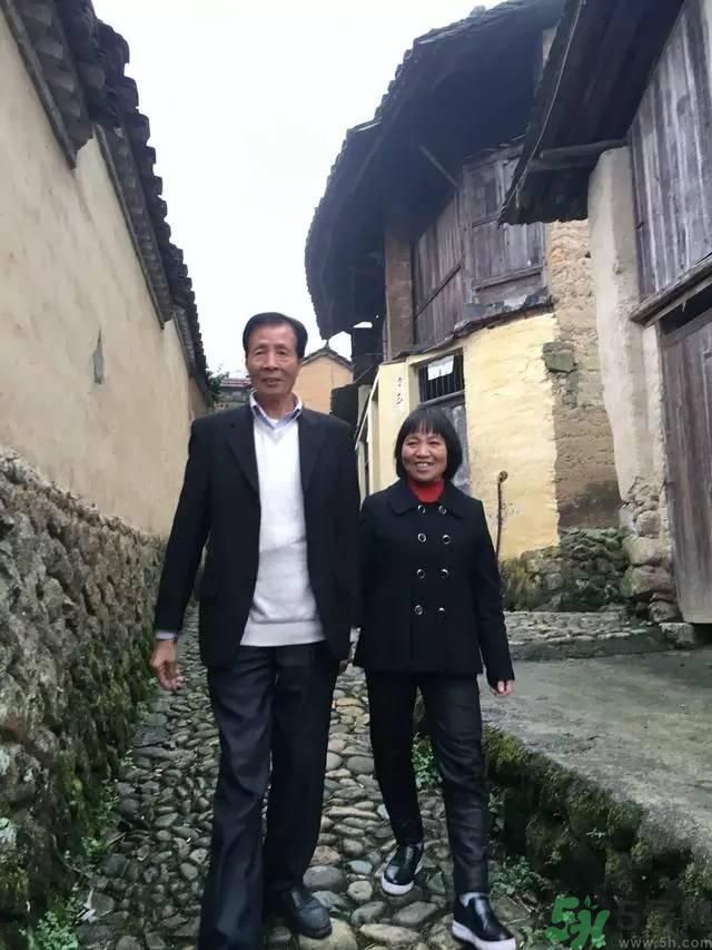 浙江富翁棄億萬資產(chǎn)與農(nóng)婦結(jié)婚  怎樣追求真愛才好？