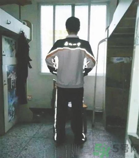 校服帶反光標(biāo)志防早戀是怎么回事？校服為什么要帶反光標(biāo)志？