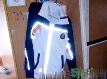 校服帶反光標(biāo)志防早戀是怎么回事？校服為什么要帶反光標(biāo)志？