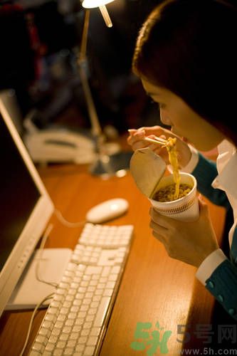 晚上12點吃東西好嗎？晚上12點吃東西會胖嗎？