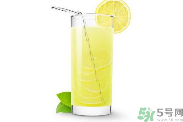 每天喝檸檬水能美白嗎？每天喝檸檬水好不好？