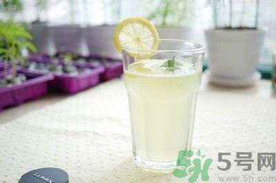 每天喝檸檬水能美白嗎？每天喝檸檬水好不好？