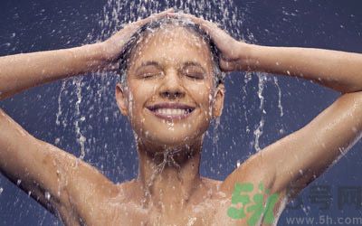 早上和晚上哪個時候洗澡更健康？什么時候可以洗澡？