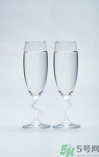 早上起床喝白開水好嗎？喝白開水好還是茶水好？