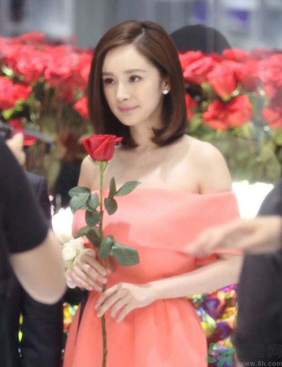 一字肩衣服適合什么人？一字肩衣服怎么穿？