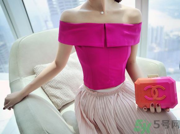 一字肩衣服適合什么人？一字肩衣服怎么穿？