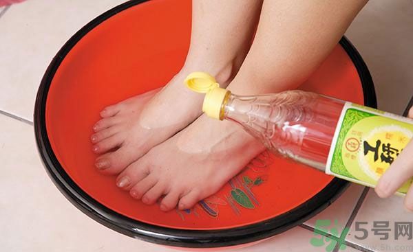 用醋泡腳能治腳臭嗎？泡腳放醋能除腳臭嗎？