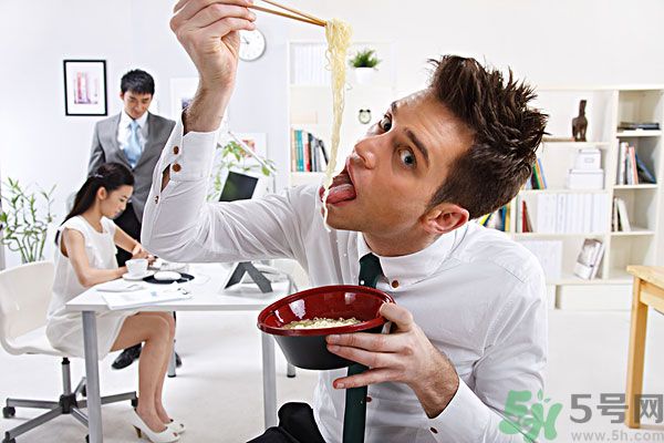 滿漢宴方便面煮著吃泡著吃哪個好？