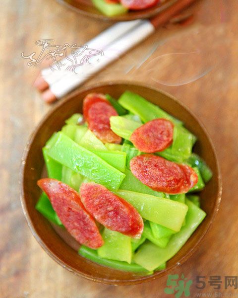 西藍(lán)花炒臘腸怎么做？西藍(lán)花炒臘腸好吃嗎？