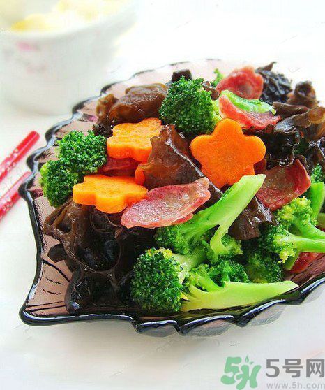 西藍(lán)花炒臘腸怎么做？西藍(lán)花炒臘腸好吃嗎？