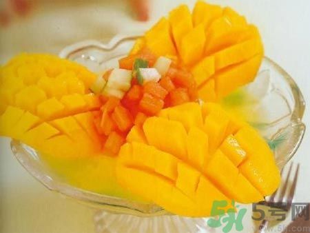 芒果皮發(fā)黑還可以吃嗎？芒果長黑斑吃了會(huì)怎么樣？