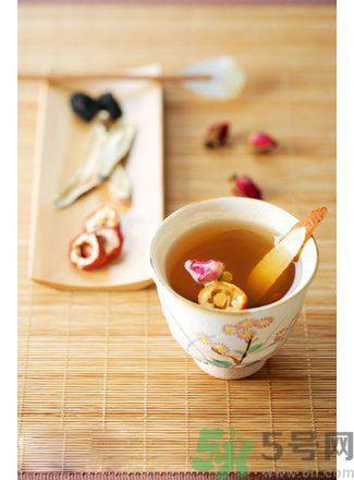 芒果皮發(fā)黑還可以吃嗎？芒果長黑斑吃了會(huì)怎么樣？