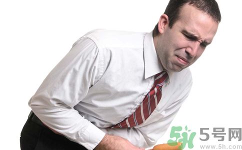 打嗝打不出來胸悶是怎么回事？打嗝打不出來胸悶怎么辦？