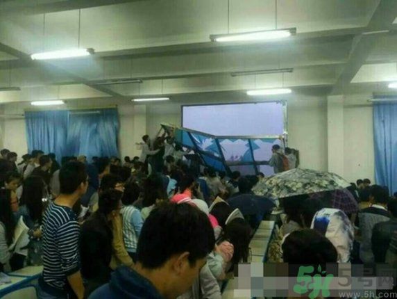 哪個(gè)學(xué)校學(xué)校窗戶突然倒塌？男生拼命護(hù)住女生 ！