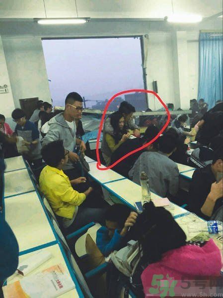 哪個(gè)學(xué)校學(xué)校窗戶突然倒塌？男生拼命護(hù)住女生 ！