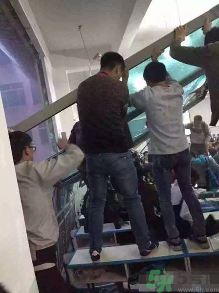 哪個(gè)學(xué)校學(xué)校窗戶突然倒塌？男生拼命護(hù)住女生 ！