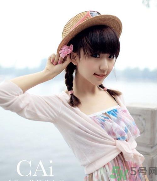 胸小的女生怎么穿衣服好看？胸小的女生怎么穿衣顯得胸大？