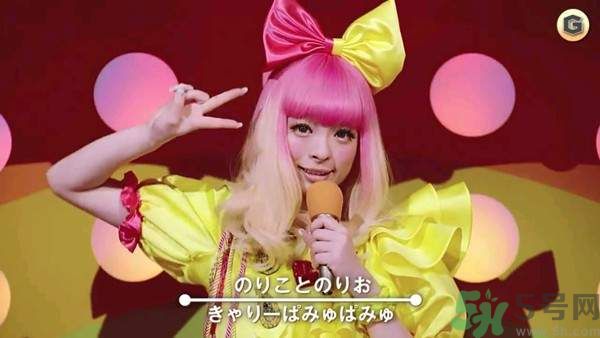 卡莉醬的原宿彩妝造型有什么特點(diǎn)？是不是瑰色楓葉蛾的仿妝？