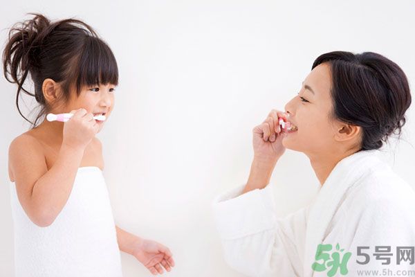 溫水刷牙好還是冷水刷牙好？溫水刷牙的好處