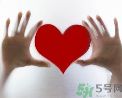 舌頭顏色發(fā)紫是什么原因？舌頭白白的是怎么回事？