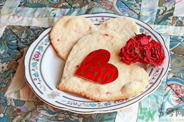 舌頭顏色發(fā)紫是什么原因？舌頭白白的是怎么回事？