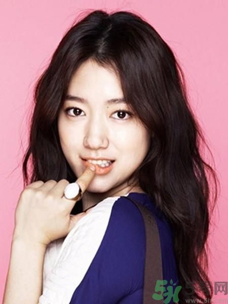 齊劉海中分適合什么臉型？齊劉海中分怎么扎好看？