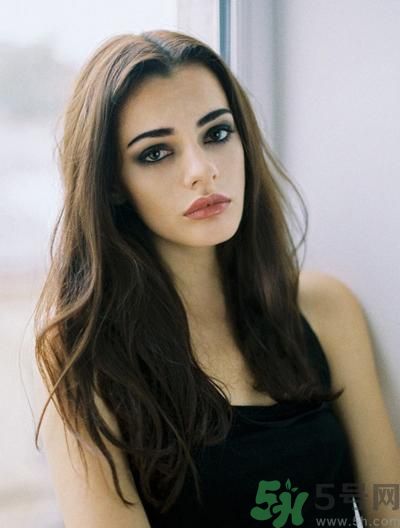 齊劉海中分適合什么臉型？齊劉海中分怎么扎好看？